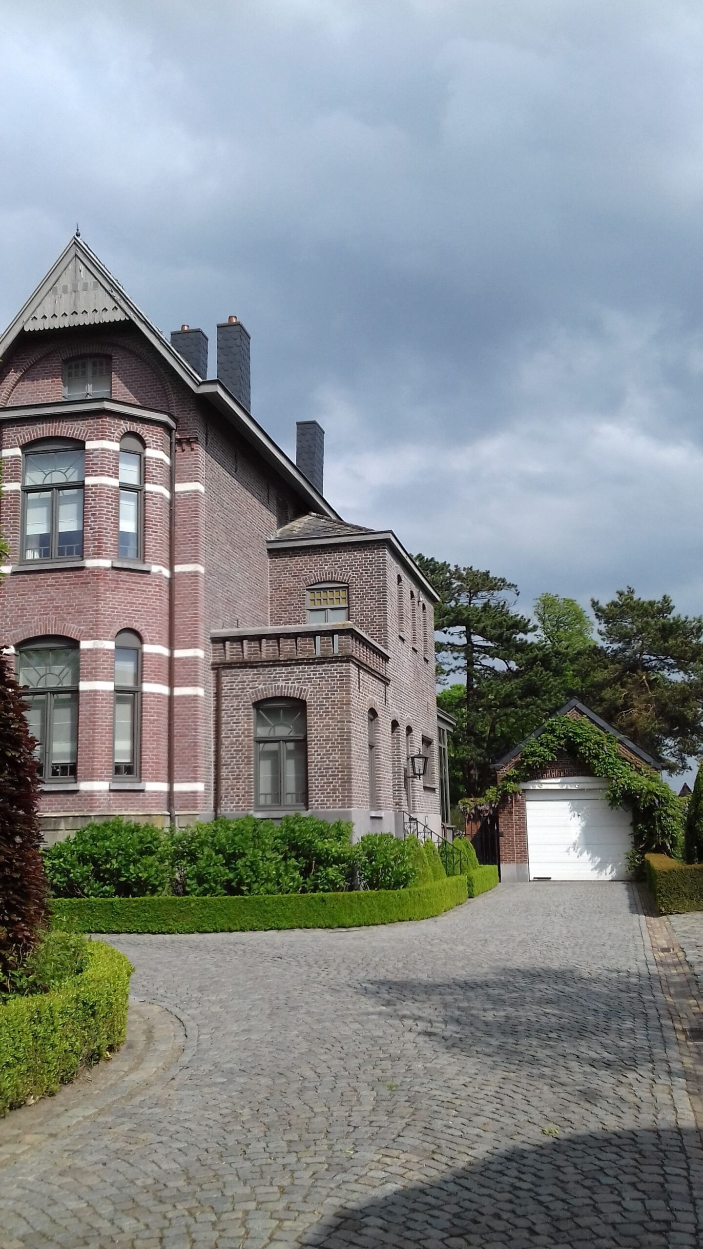 Luxe villa en klassieke bestrating